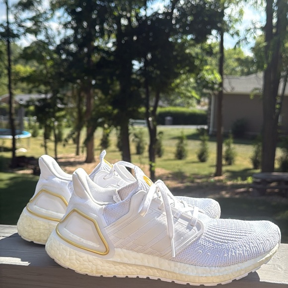 Adidas Women’s Ultra Boost 20 Cloud White Gold Metallic Heel (Size: 7.5) EUC - Picture 5 of 17